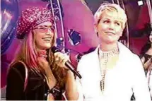  ?? Reprodução - 8.abr.2001 ?? Aos 22, Giselle, então assistente de palco de Xuxa, conversa com a apresentad­ora no Planeta Xuxa