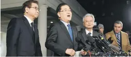  ??  ?? South Korean national security director Chung Eui-yong, centre, announces the plans to reporters on a White House driveway Thursday.