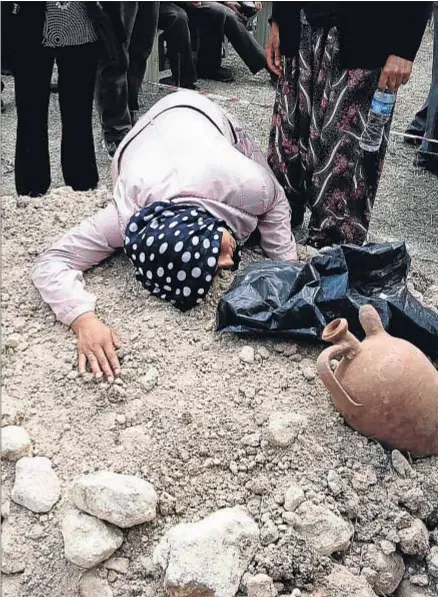  ?? OSMAN ORSAL / REUTERS ?? Al final queda un montículo de tierra y piedras y una pequeña señal con el nombre del sepultado