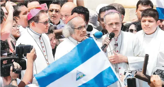  ?? MARVIN RECINO/AFP ?? El nuncio apostólico Waldemar Sommertag (i) junto al presidente de la CEN, cardenal Leopoldo Brenes (c) y monseñor Silvio Báez en Masaya.