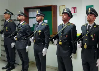  ??  ?? Alta uniforme
Il picchetto d’onore, ieri, al comando della Guardia di Finanza di Rovigo per il 244.esimo anniversar­io dell’Arma