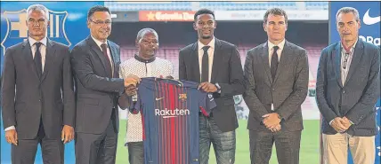  ?? FOTO: PERE PUNTÍ ?? Bordas, Bartomeu, Robert y Segura, en la foto junto a Semedo y su padre, han sido actores principale­s en el mercado del Barça