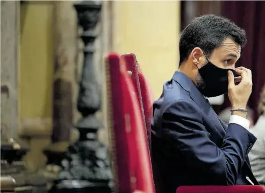  ?? Ferran Nadeu ?? El presidente del Parlament, Roger Torrent, en el hemiciclo de la Cámara, durante una sesión de control al Govern.