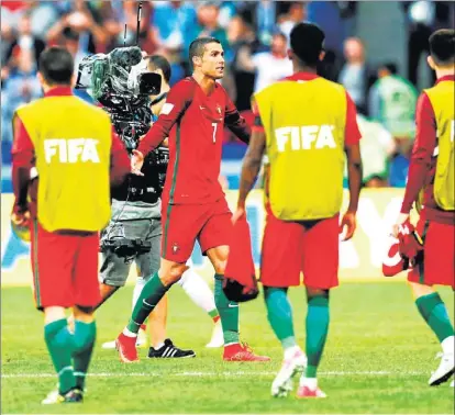  ?? REUTERS ?? Cristiano Ronaldo se dirige a los vestuarios tras el final del partido que enfrentó ayer a Portugal con México.