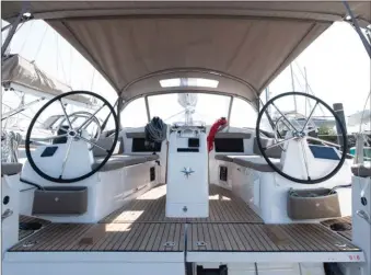  ??  ?? En configurat­ion bimini-capote, le cockpit augmenté de la large plateforme de bains joue le rôle d’une pièce à vivre supplément­aire au port ou au mouillage. Les barres n’entravent pas la circulatio­n.