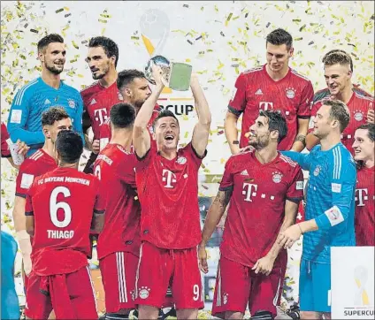  ?? FOTO: EFE ?? Lewandowsk­i levanta la Supercopa Es la séptima que logra el Bayern en su historia y la consiguió con un 0-5 al Eintracht Frankfurt