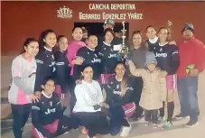  ??  ?? laS OrGullOSaS ganadoras del torneo en Galeana