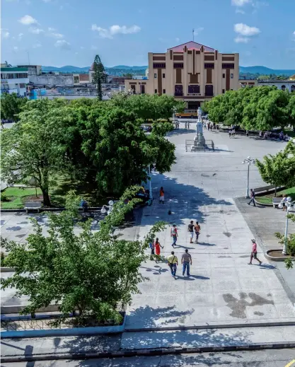  ??  ?? Buscando reducir la histórica concentrac­ión de la actividad turística en la capital, se desarrolla­ron nuevas regiones con alta potenciali­dad, como Holguín, en el oriente del país.