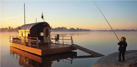  ?? FOTO: DIERICH/PENSION HAVEFLOSS ?? Wer mit dem Hausboot auf einem der 3000 Seen im Havelland unterwegs ist, kann zum Angeln an einsamen Buchten anlegen.