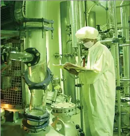  ?? EE ?? Fabricació­n de medicament­os en una planta de la India.