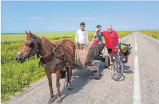  ?? FOTO: PRIVAT ?? Unterwegs in Rumänien freuten sich die Kinder über die deutschen Radfahrer.