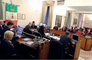  ??  ?? Lo scontro A sinistra la giunta, con il sindaco Juri Imeri, davanti ai consiglier­i di minoranza