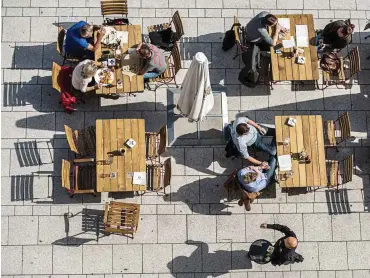  ?? Foto: dpa/Wolfram Kastl ?? Freiluftca­fés in den Fußgängerz­onen sind besonders beliebt.