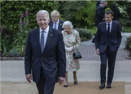  ?? FOTO:
JACK HILL/AP/TT ?? USA:s president Joe Biden tillsamman­s med Storbritan­niens premiärmin­ister Boris Johnson, drottning Elizabeth och Frankrikes president Emmanuel Macron vid G7-mötet i brittiska Cornwall.