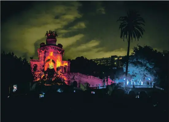  ?? LLIBERT TEIXIDÓ ?? Mágica. La cascada monumental del parque de la Ciutadella cobra vida estos días con un brillante juego de luces y colores. La programaci­ón de este recinto ya habitual en la Mercè vuelve hoy durante la jornada final de las fiestas