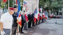  ??  ?? Les portes drapeaux conduit par Cardois