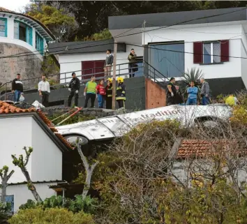  ?? Foto: Rui Silva/Aspres/Global Images/Imago Images ?? Auf der Insel Madeira stürzte am Mittwochab­end östlich der Hauptstadt Funchal ein Reisebus ab. Der Fahrer hatte in einer Kurve die Kontrolle über das Fahrzeug verloren. Den ersten Angaben zufolge starben dabei 28 Touristen, darunter auch deutsche Urlauber.