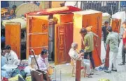  ?? ?? Shanti Upvan residents retrieve their belongings after the F wing of the building developed cracks on Saturday.