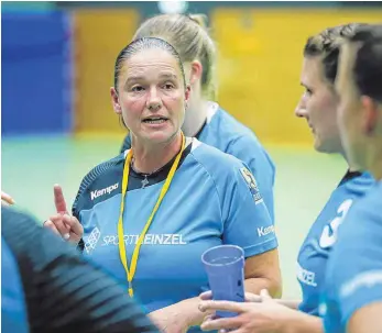  ?? SZ-FOTO: VOLKER STROHMAIER ?? Peilt mit ihrem Team schnellstm­öglich die ersten Punkte an: Sylvia Herth, Trainerin der Württember­gliga-Handballer­innen der TG Biberach.