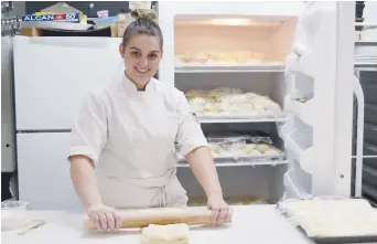  ??  ?? Propriétai­re de la pâtisserie Croissant Délice, Catherine Drapeau se prépare pour la Fête du croissant de samedi. - Acadie Nouvelle: Jean-François Boisvert