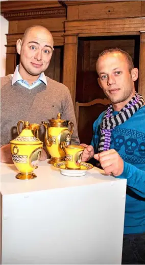  ?? FOTO’S EVELIEN DE JONGHE ?? Tom De Saeger toont Staf Coppens een servies met de beeltenis van Napoleon. “Dat is 10.000 euro waard.”