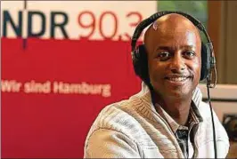  ??  ?? Yared Dibaba moderiert als Plattdeuts­ch-experte des Senders NDR in Radio und Fernsehen mehrere Sendungen. Foto: NDR
