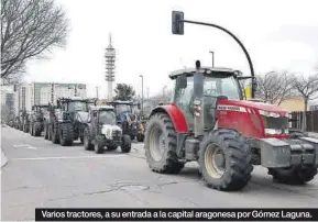  ?? LAURA TRIVES MIGUEL ÁNGEL GRACIA ?? Varios tractores, a su entrada a la capital aragonesa por Gómez Laguna.