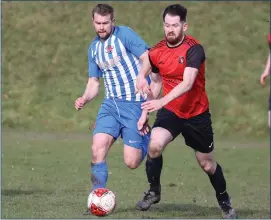  ?? ?? Irvinestow­n’s Niall Mccusker (right) and Killen’s Adam Buchanan in a race for possession. Photo by Tim Flaherty.