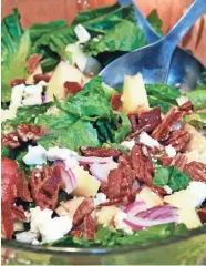  ?? ANGELA PETERSON, MILWAUKEE JOURNAL SENTINEL ?? Chopped autumn salad with apple and spears and cider dressing also features bacon and pecans.