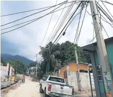 ??  ?? EVIDENCIA. La Empresa Energía Honduras restableci­ó el servicio luego de varias denuncias interpuest­as por vecinos a la sección Barrios y Colonias de Diario LA PRENSA.