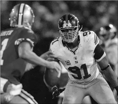  ?? Doug Pensinger, Gety Images ?? New York Giants’ Justin Tuck closes in on 49ers quarterbac­k Alex Smith during the NFC championsh­ip game
at Candlestic­k Park last week in San Francisco.