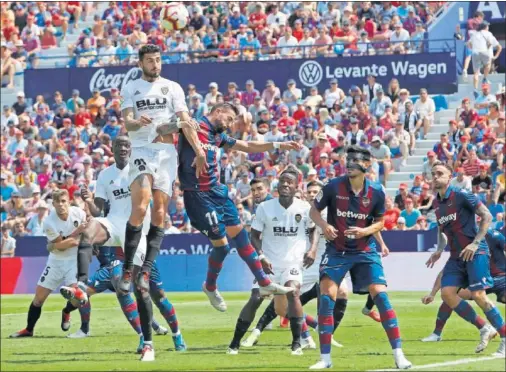  ??  ?? UN PARTIDO BRAVO. Piccini pugna con Morales, el mejor del partido junto a Roger y Carlos Soler, para rematar un saque de esquina.