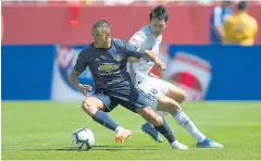  ?? AFP ?? Manchester United’s Alexis Sanchez, left, vies with San Jose’s Shea Salinas.