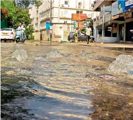  ?? DEEPAK DESHPANDE ?? Overflowin­g water gushes from clogged drains at Vidyanagar even as the area is inundated with rainwater. —