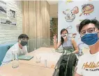  ??  ?? 回到台湾，去哪里人们都戴好口罩。这是餐馆堂食间隔的梅­花座。