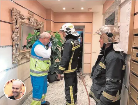  ?? EMERGENCIA­S ?? Sanitarios y bomberos, en el portal de la vivienda. En sobreimpre­sión, el padre de los menores