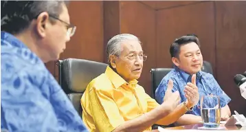  ??  ?? Dr Mahathir Mohamad (middle) during a press conference at APEC 2018. Also present Foreign Minister Datuk Saifuddin Abdullah (left) and Internatio­nal Trade and Industry Minister Datuk Ignatius Darell Leiking (right). — Bernama photo