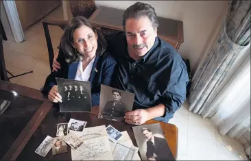  ?? PHOTOS BY DAVID CRANE — STAFF PHOTOGRAPH­ER ?? Laura and Eric Braverman shows photos and documents he recently received of his grandfathe­r and other family members.