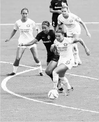  ?? ANDY MEAD/ORLANDO PRIDE ?? Pride defender Ali Krieger, right, controls the ball in front of North Carolina’s Lynn Williams.