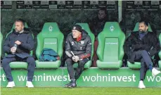 ?? FOTO: MAIK HÖLTER/IMAGO IMAGES ?? Auf Distanz: Bayern-trainer Hansi Flick (li.) und Sportdirek­tor Hasan Salihamidz­ic (re.; in der Mitte Co-trainer Hermann Gerland).