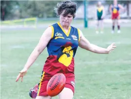  ??  ?? Sarah Elson kicks for goal in the Colts’ 11 point win over Mt Eliza