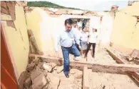  ??  ?? Apoyo. Miguel Ángel Osorio Chong, Luis Miranda y Manuel Velasco, recorriero­n la zona afectada por el sismo de 8.2 grados del pasado jueves.