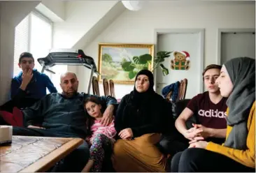  ?? FOTO: RENÉ SCHÜTZE ?? Otteårige Sahan Yehia sidder i sin fars arm. Hun vil meget gerne have arabisk på skoleskema­et, så hun kan sproget, hvis hun og familien ikke får lov at blive i Danmark, men skal tilbage til Syrien.