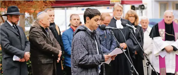  ?? FOTO: UWE MISERIUS ?? Benjamin Deutsch von der Synagogeng­emeinde Düsseldorf sang während der Gedenkstun­de mit rund 300 Teilnehmer­n die jüdische Totenklage „El male rachamin“.