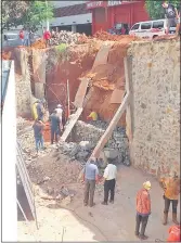  ??  ?? La zona en la que se estaba llevando a cabo la excavación y donde murió el trabajador de 28 años, ayer en el Este.