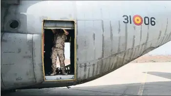  ?? ENRIQUE FIGUEREDO ?? En bodega
Un miembro del destacamen­to Marfil comprueba una de las puertas laterales del avión sobre la tórrida pista de la base aérea de Dakar