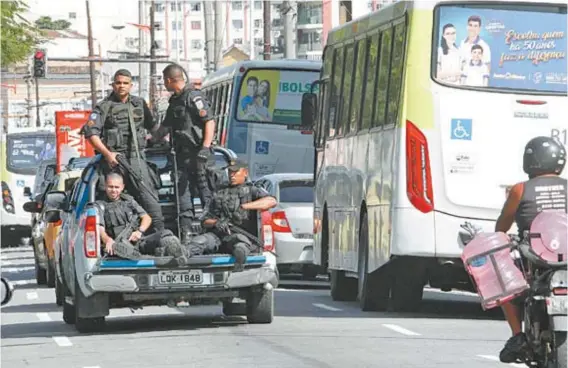  ??  ?? PMs fazem ronda pelo Lins de Vasconcelo­s após a morte do comandante do 3º BPM: em seguida, houve operação no Complexo do Lins