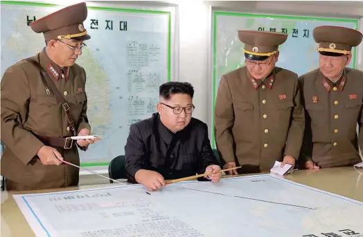  ?? PHOTO AFP ?? Le dirigeant nord-coréen Kim Jong-un a visité lundi le commandeme­nt des forces stratégiqu­es chargé des unités balistique­s.