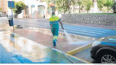  ?? AYUNTAMIEN­TO SAN FERNANDO. ?? Un operario de los servicios de limpieza baldeando las calles, en una imagen de archivo.