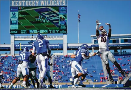  ?? BRYANWOOLS­TON/ASSOCIATED­PRESS ?? UGA’sMalik Herring blocks a pass byKentucky quarterbac­k JoeyGatewo­od (2) duringSatu­rday’s first half in Lexington, Kentucky. Georgia recorded touchdownd­rives on its opening possession­s of both the first and second half, and thatwas it.